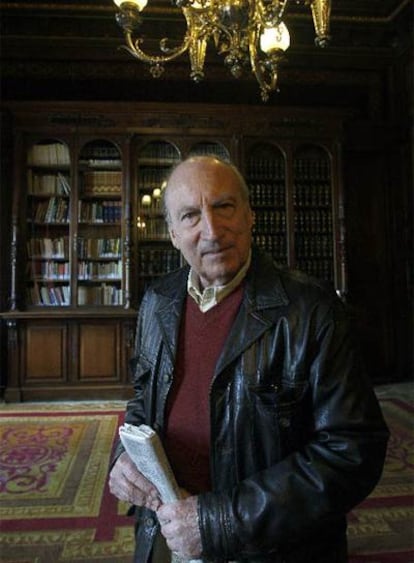 Tomás Eloy Martínez, en uno de los salones de la Casa de América, en Madrid