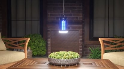 Artículo de EL PAÍS Escaparate que describe las ventajas de usar una lámpara antimosquitos con luz led incorporada.