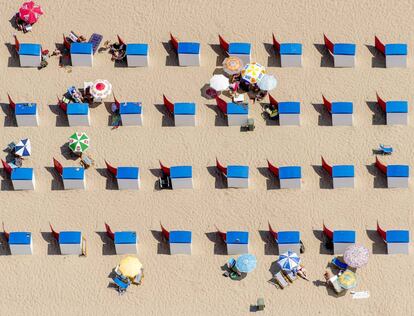 Bañistas se protegen de los rayos del sol en una playa en Utrecht (Países Bajos), el 1 de julio de 2015.