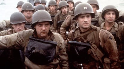 Tom Sizemore y Tom Hanks, en el desembarco de Normandía en 'Salvar al soldado Ryan'.