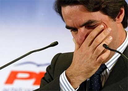 José María Aznar, ayer, se enjuga las lágrimas durante una cena con militantes en San Sebastián.
