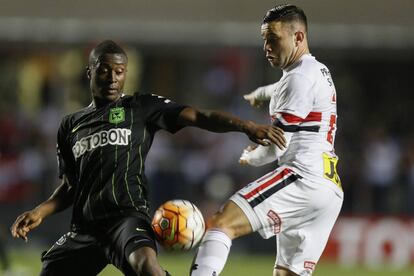 Marlos Moreno (i) disputa el balón con Eugenio Mena