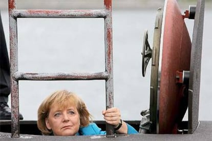La canciller alemana Angela Merkel entra en un submarino en Rostock-Warnemuende.