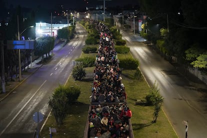 Migrantes viajan a bordo de un tren al norte, en Irapuato (México), el 23 de septiembre.