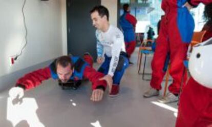 Lo primero es recibir unas breves clases teóricas a manos de los instructores. Aunque servirá de poco la primera vez que se pruebe.