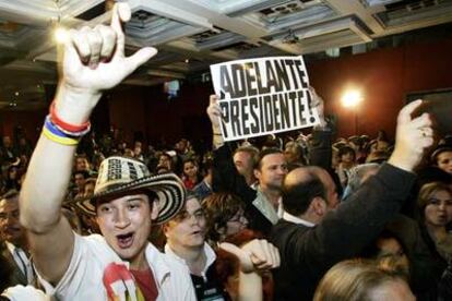 Seguidores de Álvaro Uribe celebraban anoche la victoria de su candidato en un hotel de Bogotá.