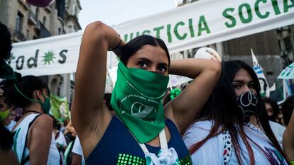 Movilización a favor de la legalización del aborto en Argentina mientras su aprobación se debatía en el Senado del país, en Buenos Aires, el 29 de diciembre de 2020.