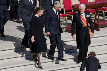Después de completar esta Semana Santa el Camino de Santiago ocho años después de iniciarlo, los reyes Felipe y Matilde de Bélgica han viajado a Roma, acompañados del primer ministro belga Bart De Wever. Al tratarse de una monarquía católica, la reina de Bélgica es una de las ocho mujeres que tiene el privilegio del blanco ante el Papa —una gracia concedida por el Vaticano a las reinas católicas y a las consortes de los monarcas católicos—. Aunque, obviamente, en los funerales se impone el luto por protocolo.