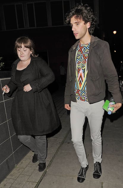 Tras su &eacute;xito, Adele comienza a rodearse de amigos famosos del gremio, como Mika. Aqu&iacute; se ve a ambos entrando en un club nocturno en Londres. Adele ha dejado de fumar como parte de su dieta y en favor de su salud. 