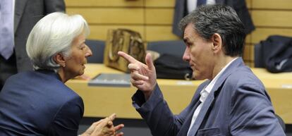 La directora gerente del FMI, Christine Lagarde, conversa con el ministro de Finanzas griego, Euclid Tsakalotos.