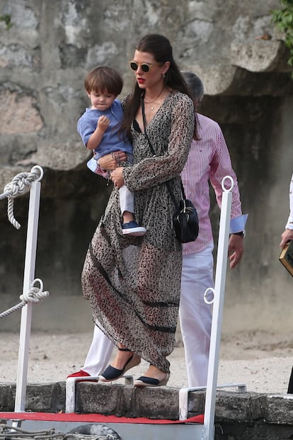 Con alpargatas de cuña. En el vestuario de Casiraghi están siempre los códigos del estilo mediterráneo francés, como las alpargatas de cuña y los vestidos ligeros. Aquí, en 2015, en los días de las celebraciones de la boda de su hermano Pierre Casiraghi con Beatrice Borromeo en Verbania (Italia).