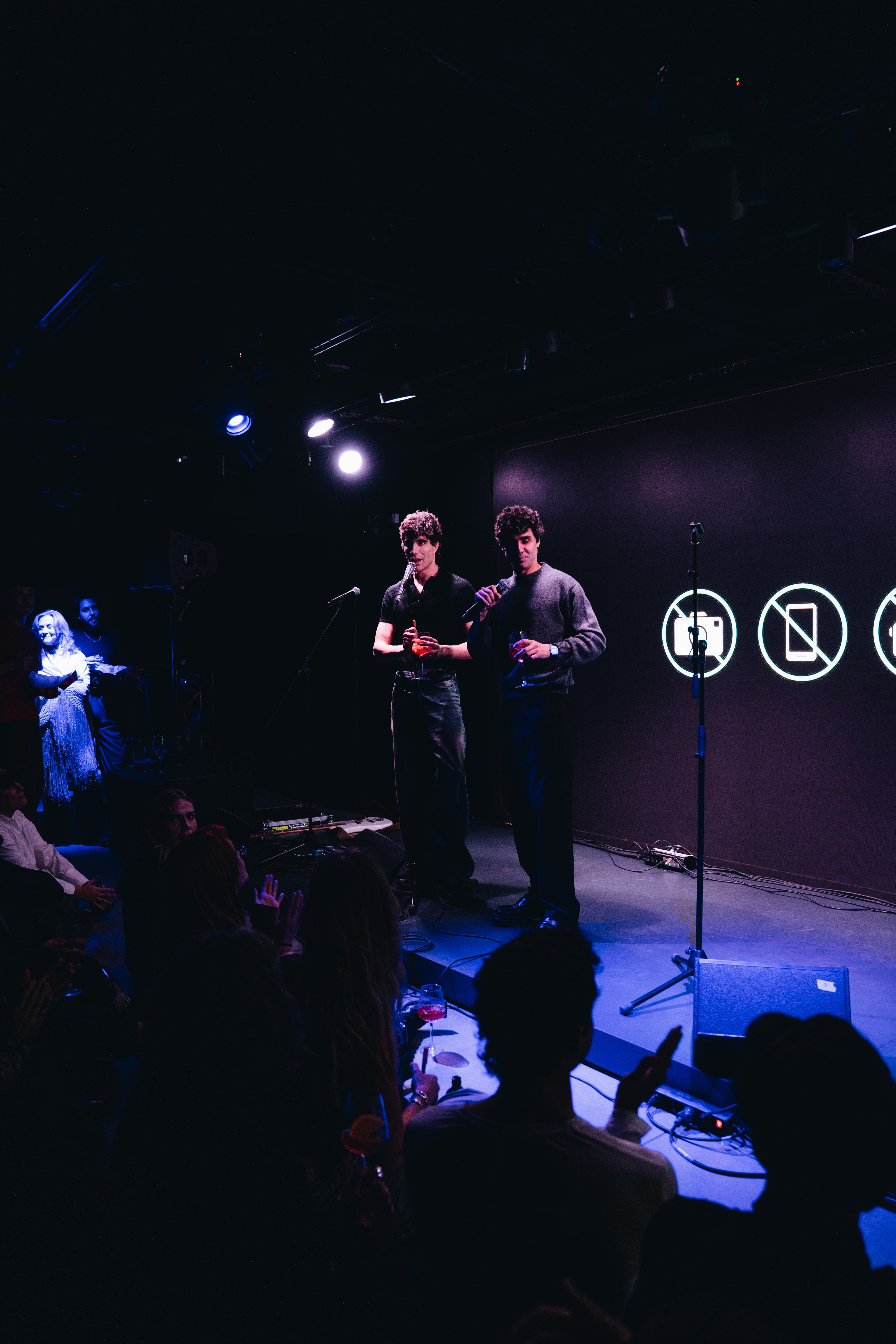 Javi Calvo y, a la derecha, Javi Ambrossi, durante la fiesta de fin de rodaje de 'La bola negra', el pasado 7 de noviembre.