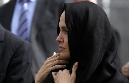 Angelina Jolie, en el centro memorial de Potocari, en Srebrenica, Bosnia, el 28 de marzo de 2014.