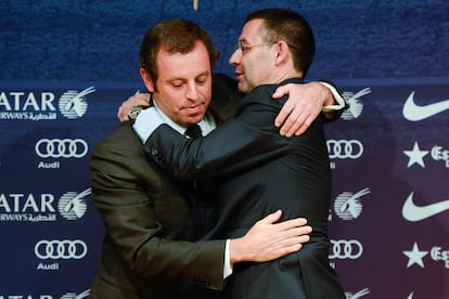 El vicepresidente de la FCB, Josep Maria Bartomeu (derecha), abraza al presidente, Sandro Rosell, después de la conferencia de prensa en la que anunció su renuncia como presidente del equipo el 23 de enero de 2014 en Barcelona.