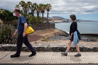 En la Caleta de Adeje, en Tenerife, apenas se ven turistas y hay muchos locales cerrados porque eran su principal clientela.
