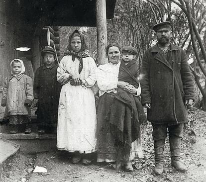 La familia de Shutov, mayoral de la finca de Menshovo, en 1908.