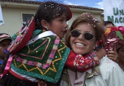 La candidata presidencial Lourdes Flores sostiene a una niña en un acto electoral, el 3 de marzo, en Cuzco.
