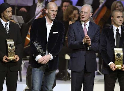 Ronaldinho, Zidane y Cannavaro, con sus trofeos, junto a Beckhenbauer.