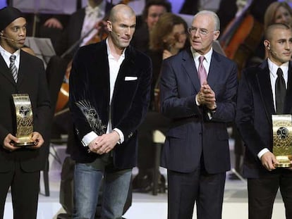 Ronaldinho, Zidane y Cannavaro, con sus trofeos, junto a Beckhenbauer.