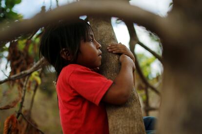 Un niño de la comunidad indígena guajajara, en la aldea de Bacurizinho, en el Estado de Maranhao, en el nordeste de Brasil, en octubre de 2020.