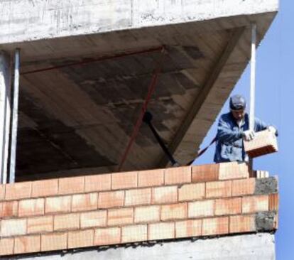 Un obrero trabaja en la construcción de una vivienda