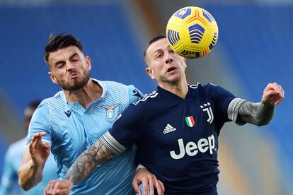 Wesley Hoedt, de la Lazio, pelea un balón con Federico Bernardeschi en el encuentro contra la Juventus de este fin de semana.