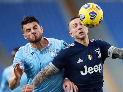 Wesley Hoedt, de la Lazio, pelea un balón con Federico Bernardeschi en el encuentro contra la Juventus de este fin de semana.