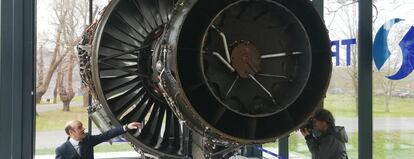 Carlos Alzola, director general de ITP Aero, con un motor Trent de Rolls-Royce equipado con turbinas de su filial vasca.