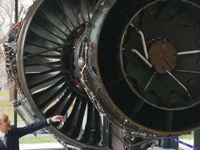 Carlos Alzola, director general de ITP Aero, con un motor Trent de Rolls-Royce equipado con turbinas de su filial vasca.
