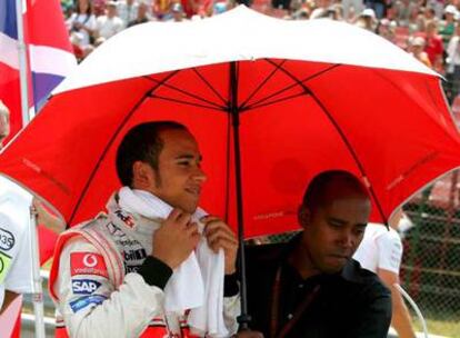 Lewis Hamilton, junto a su padre antes de la carrera en el circuito de Hungaroring.
