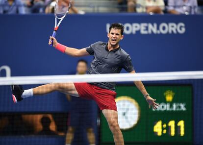 El austriaco Thiem devuelve una bola a Rafa Nadal.