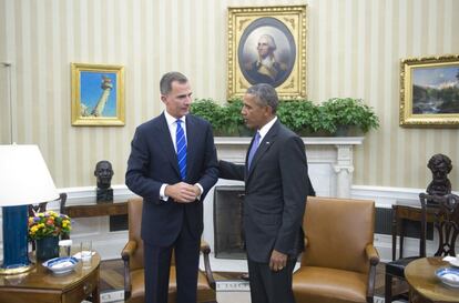 El presidente estadounidense, Barack Obama conversa con el rey Felipe VI de España tras una reunión bilateral en la Oficina Oval de la Casa Blanca.
