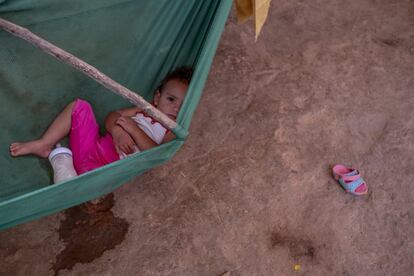 Las mujeres gestantes en la consulta de La Gabarra saben que aquí un embarazo es una preocupación más que una alegría. Todas traen los papeles que les dan en el hospital y con una misma duda: “¿Para qué me dicen las pruebas que necesito si no me las van a hacer?”.