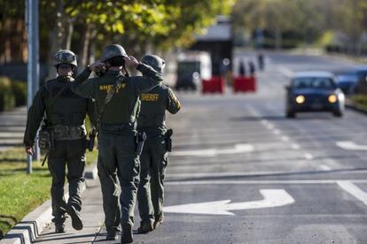 Agentes del sheriff de Merced, en el campus de UC.