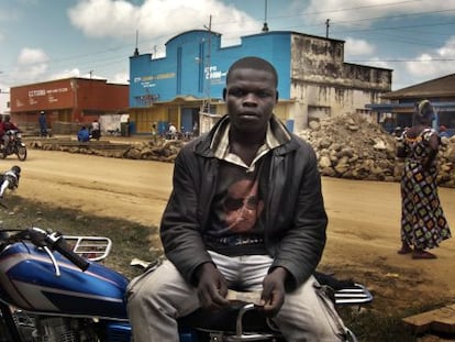 Gestaing, ex niño soldado en las milicias de Lubanga, con su moto-taxi en Bunia, Congo.