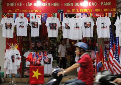 Camisetas con las caras de los líderes estadounidense y norcoreano expuestas en un mercado de un área turística en Hánoi (Vietnam).