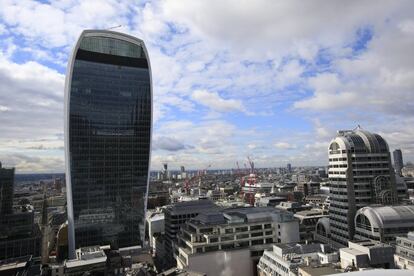 Hace poco, en Londres, se sufrió un choque térmico de proveniencia arquitectónica en la Torre Fenchurch 20 o el “walkie-talkie” –como se le conoce popularmente–, del arquitecto Rafael Viñoly (Montevideo, Uruguay, 1944). La banalidad conceptual de este edificio salta a la vista por su parecido a un transmisor-receptor. Pero los defectos eran funcionales además de artísticos: su curvatura actuaba como espejo cóncavo que concentraba la inusual luz solar londinense en un feroz rayo que derritió, literalmente, el Jaguar de un ejecutivo. Hubo que instalar carísimos deflectores, añadiendo el despilfarro a los cargos estéticos contra Viñoly.