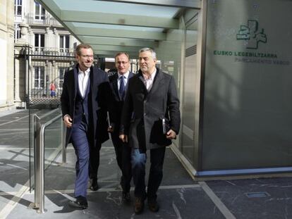 Javier Maroto, Alfonso Alonso y Javier de Andrés acceden a la sede del Parlamento vasco.