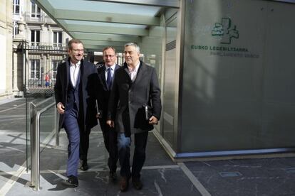 Javier Maroto, Alfonso Alonso i Javier de Andrés accedint a la seu del Parlament basc.