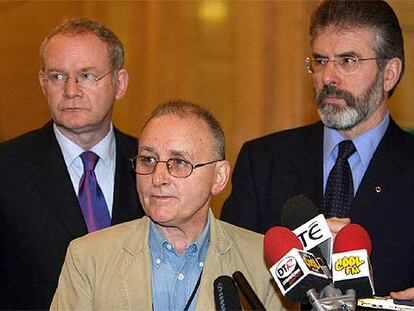 Denis Donaldson, flanqueado por los líderes del Sinn Fein Martin McGuinness (izquierda) y Gerry Adams, el pasado 9 de diciembre.