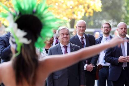 El secretario general de las Naciones Unidas, Antonio Guterres (C) recibe una tradicional bienvenida polinesia cuando llega a hablar en el campus sur de la Universidad Tecnológica de Auckland (AUT) en Auckland el 13 de mayo de 2019.
