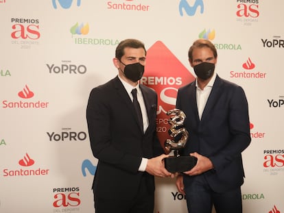 Iker Casillas (izquierda) y Rafa Nadal, este jueves en la entrega de los premios al deporte del diario 'As' en el teatro Real.