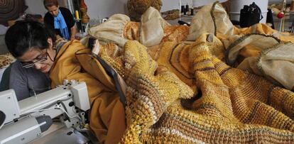 Proceso de producción textil en un taller de Lisboa. 