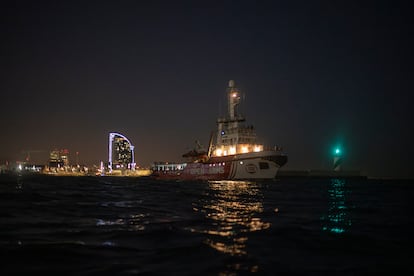 En la imagen, el barco Open Arms zarpa del puerto de Barcelona en Nochebuena para comenzar la Misión 107, una misión navideña. La tripulación y los voluntarios se enfrentan a varios días de navegación con el propósito de salvar vidas en el mar.  