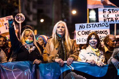 Karina Pankievich ( al centro) marcha con sus compañeras. 