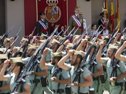 El Rey, presidiendo el desfile del Día de las Fuerzas Armadas celebrado en Guadalajara.