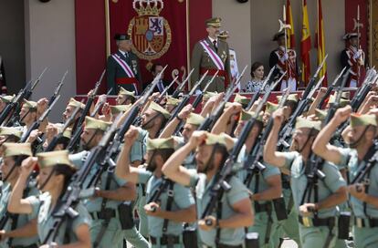 El Rey, presidiendo el desfile del Día de las Fuerzas Armadas celebrado en Guadalajara.