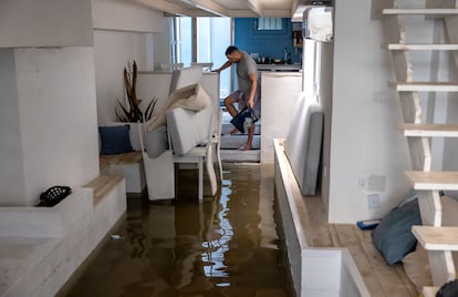 Armando, de 63 años, venezolano recién llegado al barrio, cuenta que la parte baja de la casa se le inundó en apenas una hora.