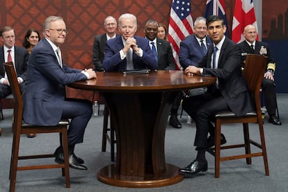 El presidente de EE UU, Joe Biden (centro), se reúne con los primeros ministros de Australia, Anthony Albanese (izquierda), y Reino Unido, Rishi Sunak, en la base naval de Point Loma, en San Diego, este lunes.
