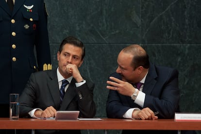 Enrique Peña Nieto y César Duarte, en Ciudad de México, el 10 de marzo de 2015.
